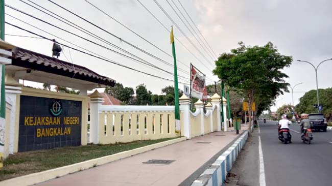 Seorang pengendara melintas di depan kantor kejaksaan negeri Bangkalan