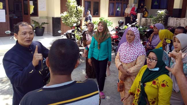 Puluhan wali murid SDN Kesek 1, Kecamatan Labang, Kabupaten Bangkalan saat menggruduk Kepala Sekolah SDN Kesek 1, Selasa (03/09/2019)