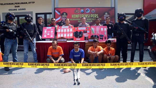 Kapolres Bangkalan AKBP Boby Paludin Tambunan Tunjukan Barang Bukti Sabu Seberat 1,46 Kilogram, Minggu (8/9/2019)