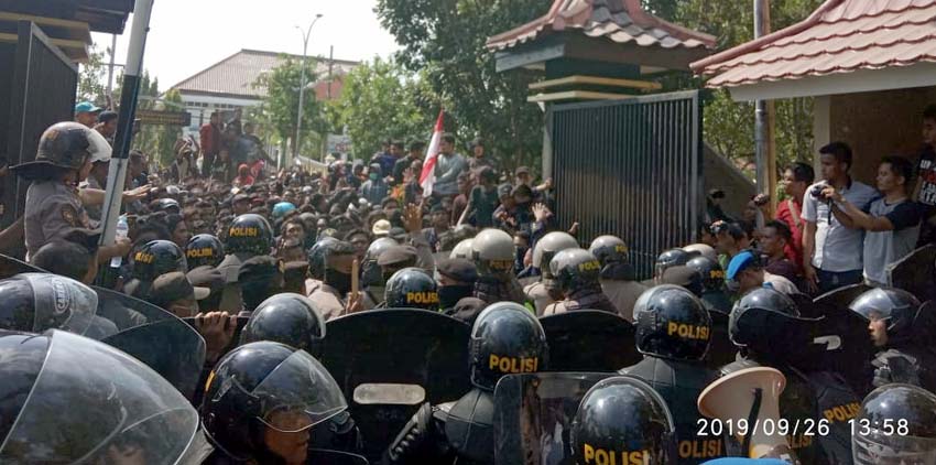 Ribuan massa melakukan aksi demo di depan kantor DPRD Bangkalan,(26/9/2019)