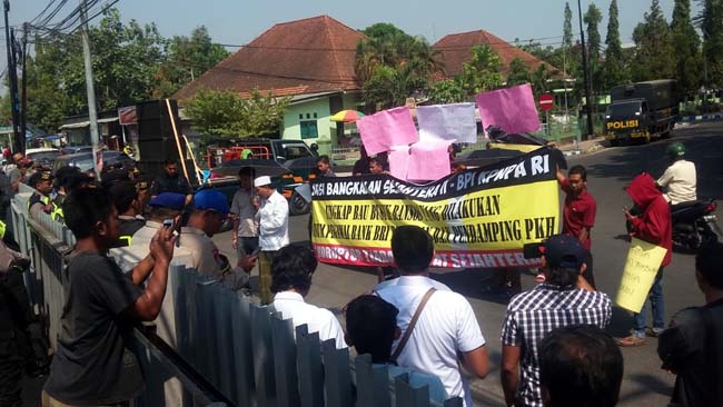 Suasana Demo didepan Kantor Bank BRI,(11/9)