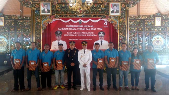 Sembilan perwakilan Napi saat menerima remisi yang diberikan langsung oleh Bupati Bangkalan R Abdul Latif Amin Imron (Putih) dan Kepala Rutan Klas ll B Bangkalan (Coklat)