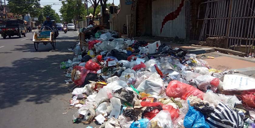 Alat Berat Rusak, TPA Bangkalan Overload, Sampah Telat Angkut, Penuhi Bahu Jalan