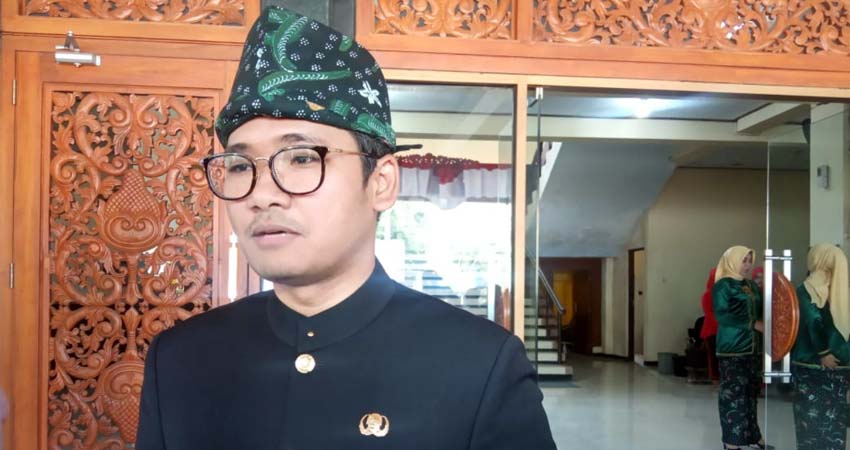 Bupati Bangkalan R Abdul Latif Amin Imron Saat Diwawancarai, Kamis (24/10/2019)