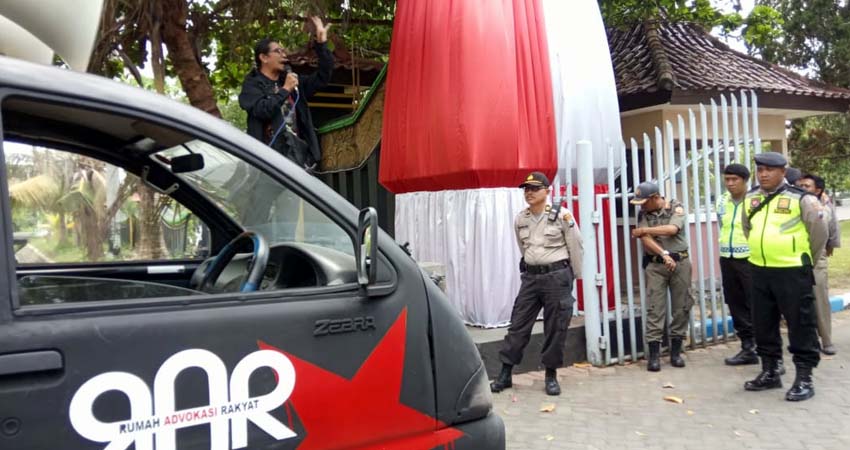 Risang Bima Wijaya saat berorasi didepan kantor Pemkaeb Bangkalan, Kamis (10/10/2019)