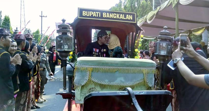 Bupati Bangkalan R Abdul Latif Amin Imron beserta istri Nyai Zainab Zuraidah saat kirab