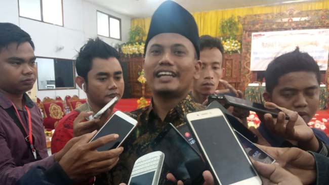 Ketua KPU Bangkalan Zainal Arifin saat diwawancarai