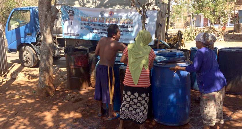 Penyaluran bantuan air bersih oleh BPBD Bangkalan, Minggu (6/10/2019)