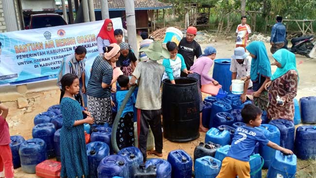 Warga Kecamatan Geger saat mendapat bantuan air bersih