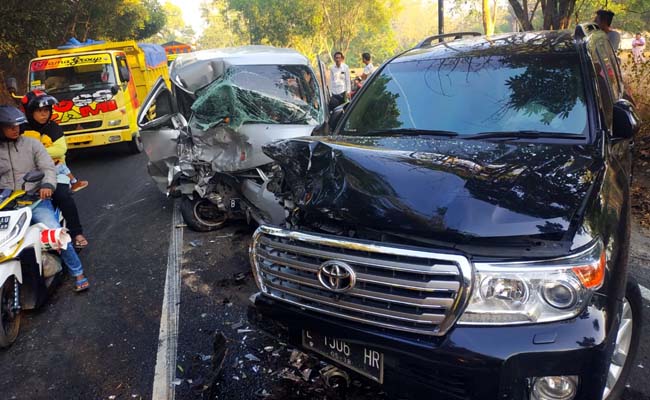 Seorang Warga melintas saat petugas melakukan evaluasi kecelakaan lalu lintas di Jalan Raya Kranggan Timur, Kec. Galis