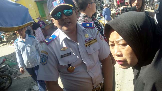 Kepala Seksi Lalu Lintas Ariek Moein saat melakukan penertiban di pasar Kamal