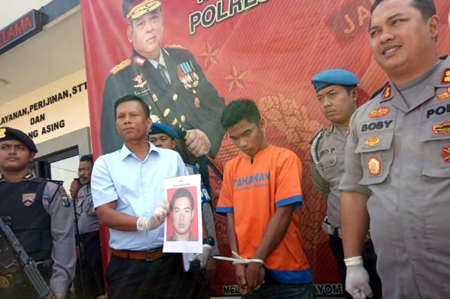 Kasatreskrim Polres Bangkalan, AKP David Manurung saat menunjukkan foto DPO (kiri), tersangka Abdul Aziz (tengah) bersama Kapolres Bangkalan AKBP Boby Paludin Tambunan