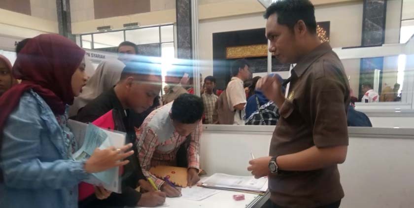 Ratusan pengangguran datangi job fair di gedung rato ebu Bangkalan, Selasa (8/10/2019)