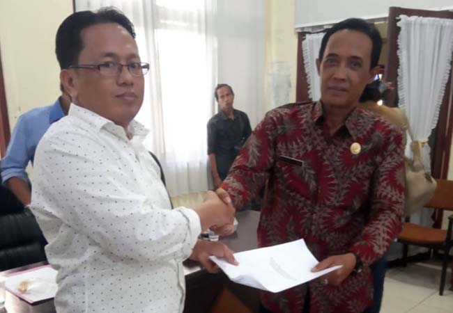 Ketua Komisi D DPRD Bangkalan, Nurhasan ( baju putih) bersama Kasi Kelembagaan Sarana dan Prasarana, Disdik Bangkalan, Muhammad Toha