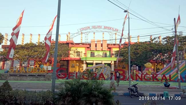 Suasana Stadion Gelora Bangkalan saat sore hari dipenuhi oleh pedagang yang berjualan hingga larut