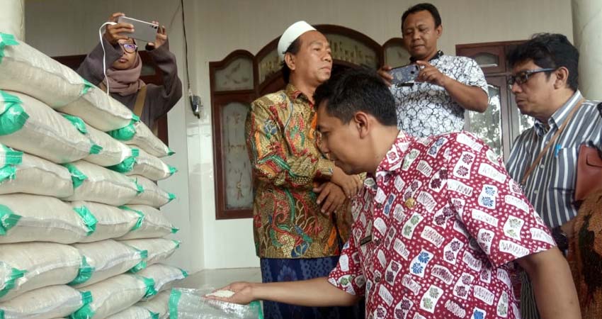 Dinas Sosial Melakukan Sidak pada Gudang Beras di Desa Langkap Kecamatan Burneh, Bangkalan Kamis (31/10/2019)