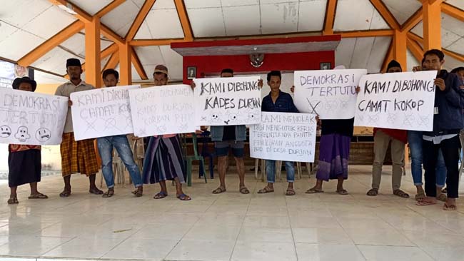 sejumlah pemuda Desa Durjan, Kecamatan Kokop Melakukan Aksi Demo menuntut pemilihan ulang panitia BPD