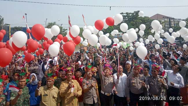 Wakil Bupati Bangkalan, Mohni bersama Forkopimda dan perwakilan warga Papua saat melepas balon usai acara deklarasi Cinta NKRI