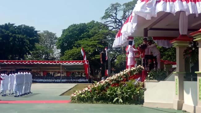 Prosesi penyerahan bendera pusaka oleh Bupati Bangkalan R abdul Latif Amin Imron pada pembawa baki paskibraka, Sabtu (17/8/2019)