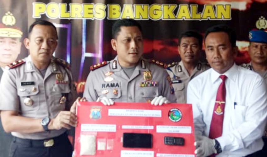 Kapolres Bangkalan AKBP Rama Samtama Putra saat menunjukkan barang bukti sabu seberat 84 gram di Mapolres Bangkalan, Selasa (5/11/2019)