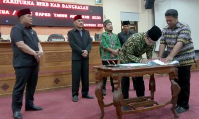 Bupati Bangkalan Menandatangani Berkas KUA PPAS, Kamis (7/11/2019)