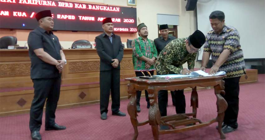 Bupati Bangkalan Menandatangani Berkas KUA PPAS, Kamis (7/11/2019)