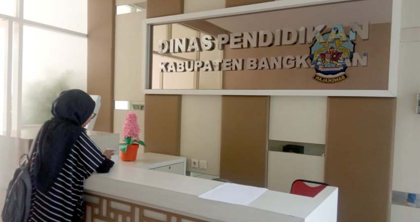 Seorang warga berdiri di kantor Disdik Bangkalan