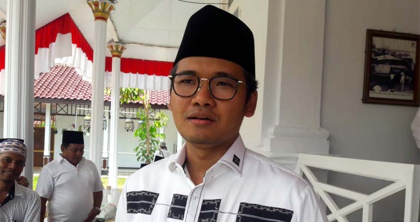 Bupati Bangkalan R Abdul Latif Amin Imron saat diwawancarai, Senin(11/11/2019)