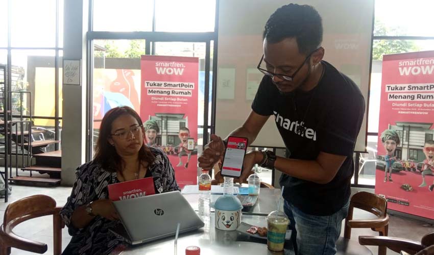 Regional Brand Activtion Manajer Smartfren, Alex Shella Hadysara saat menjelaskan produk