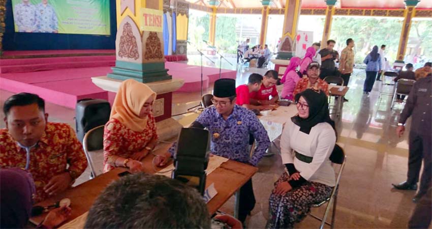 Bupati Bangkalan R Abdul Latif Amin Imron bersama isteri Zaenab Zuraidah melakukan pemeriksaan tekanan darah di lokasi pengobatan gratis, Selasa (12/11/2019)