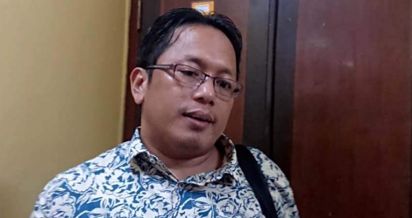 Nurhasan Ketua Komisi D DPRD Bangkalan saat diwawancarai. (Isn)