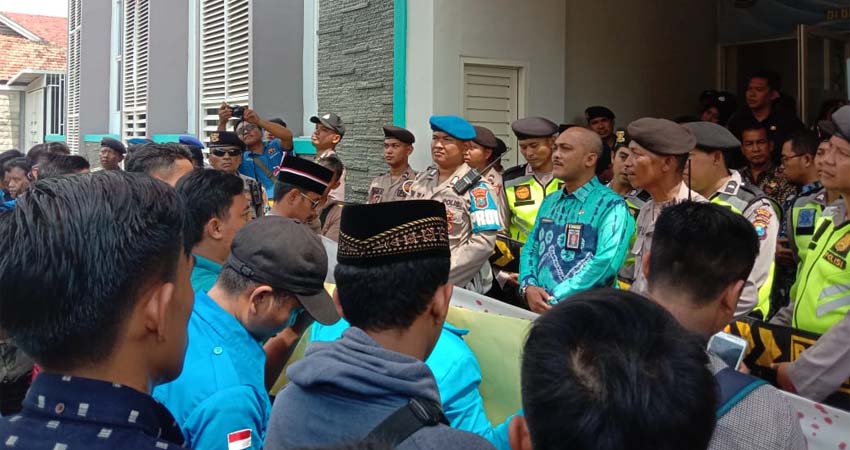 Kadisdik Bangkalan Bambang Budi Mustika saat menemui massa pendemo