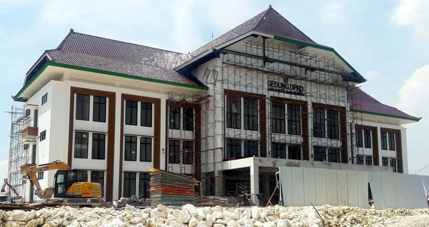 Seorang kuli sedang melakukan pekerjaan di gedung dewan baru