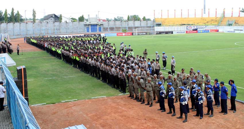 pelaksanaan apel di Stadion Gelora Bangkalan,(2/12/2019)