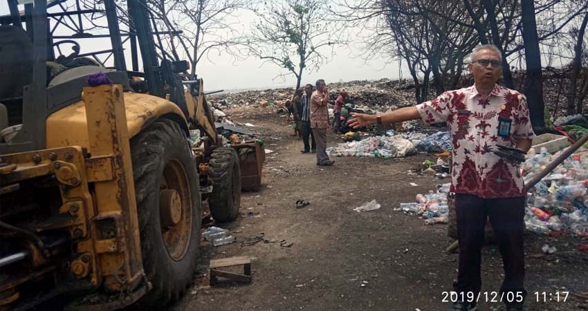 Kepala DLH, Hadari Sedang Menunjukkan Armada Bego Loader yang Rusak