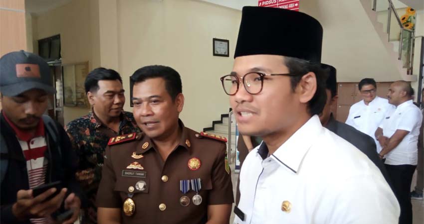 Kepala Kejaksaan Negeri Bangkalan, Badrut Tamam bersama Bupati Bangkalan, R Abdul Latif Amin Imron