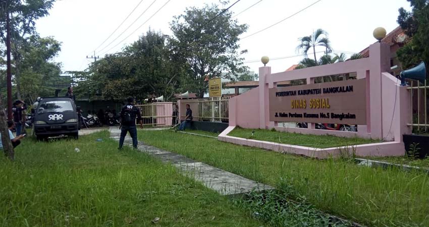 RAR Saat melakukan aksi demo di depan kantor dinas sosial