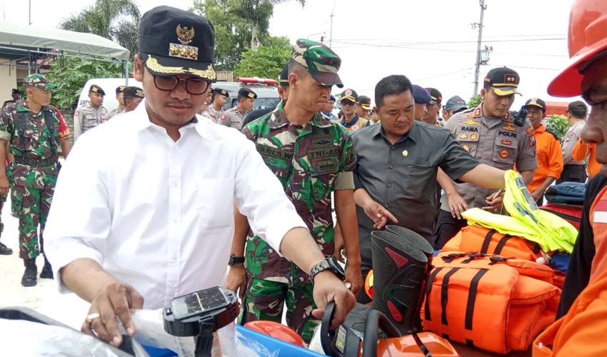 Kapolres Bangkalan AKBP Rama Samtama Putra bersama Bupati Bangkalan R Abdul Latif Amin Imron dan Forkopimda meninjau posko bencana banjir di Arosbaya