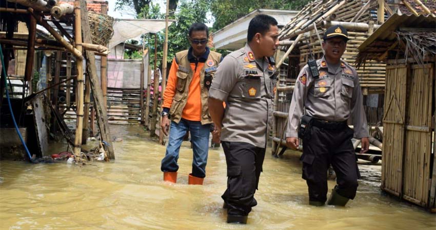 Kapolres Bangkalan AKBP Rama turun langsung di Genangan Banjir