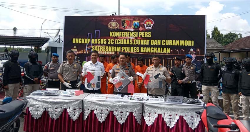 Kapolres Bangkalan AKBP Rama Samtama menunjukkan barang bukti kasus saat pers rilis, Rabu (12/2/2020)