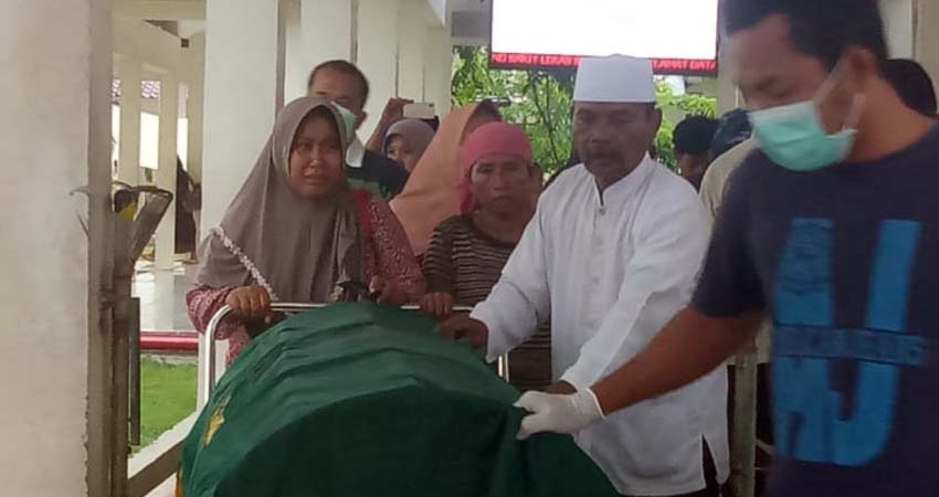 Almarhum saat dibawa pihak keluarga