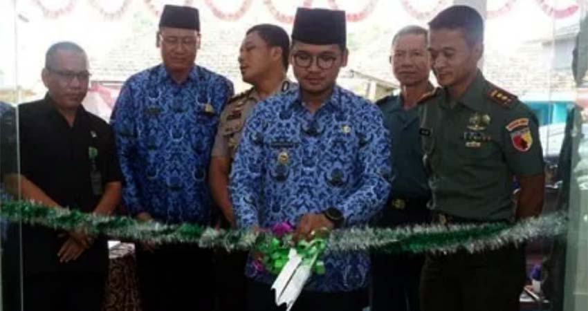 Bupati Bangkalan R Abdul Latif Amin Imron saat menggunting pita