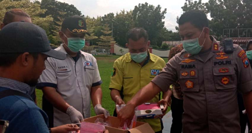 Cegah Penyebaran Corona, Polres Bangkalan Bagikan Masker dan Vitamin Untuk Wartawan