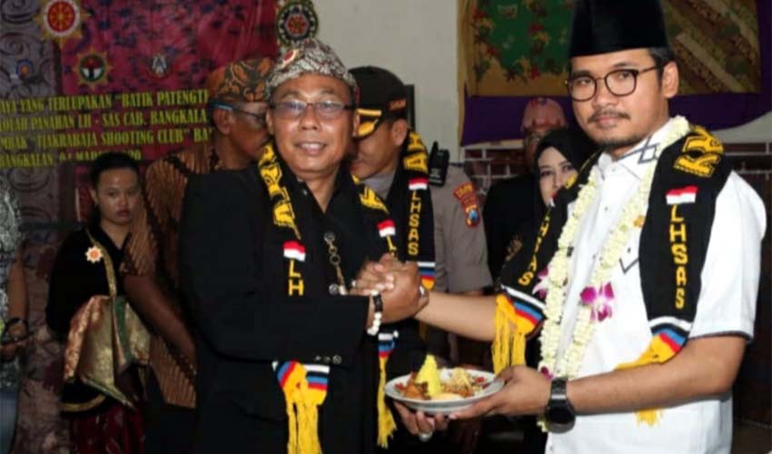 Bupati Bangkalan, R Abdul Latif dan Ketua Laskar Tjakraningrat, Fathur Rahman Said saat Peresmian