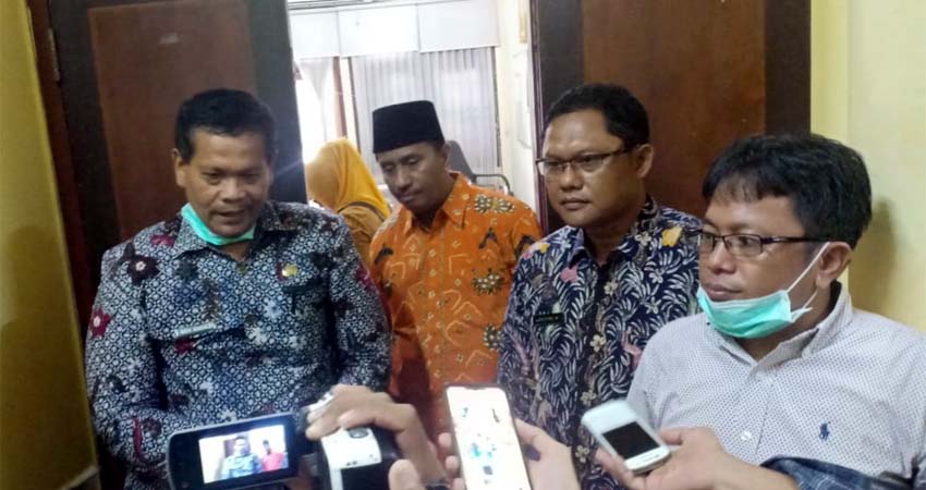 Ketua Komisi D (Kiri) bersama Kapus Sukolilo dan Sekretaris Dinas Kesehatan