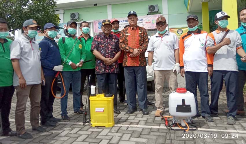 Sekda Bangkalan, Setijabudhi bersama Kepala Dinas Kesehatan, Sudiyo saat melakukan apel satgas anti Corona