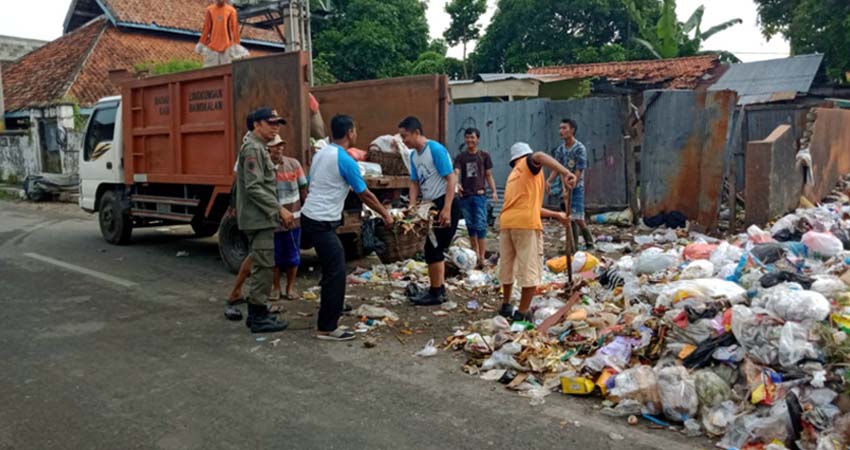 personil dari tiap OPD melakukan pembersihan di TPA