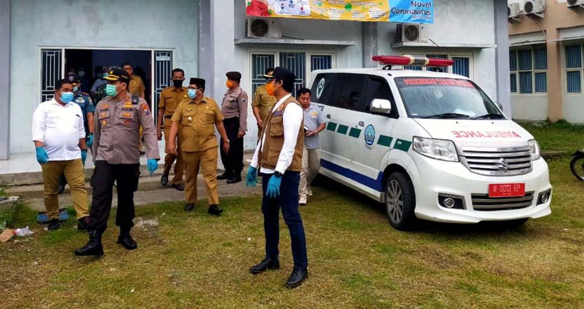 Bupati saat memantau balai karantina