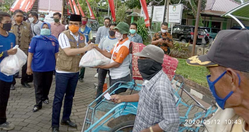 Bupati Bangkalan, R Abdul Latif Amin Imron saat memberi bantuan