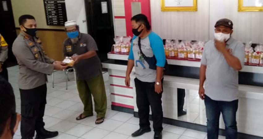 Kapolres saat memberikan vitamin pada insan pers